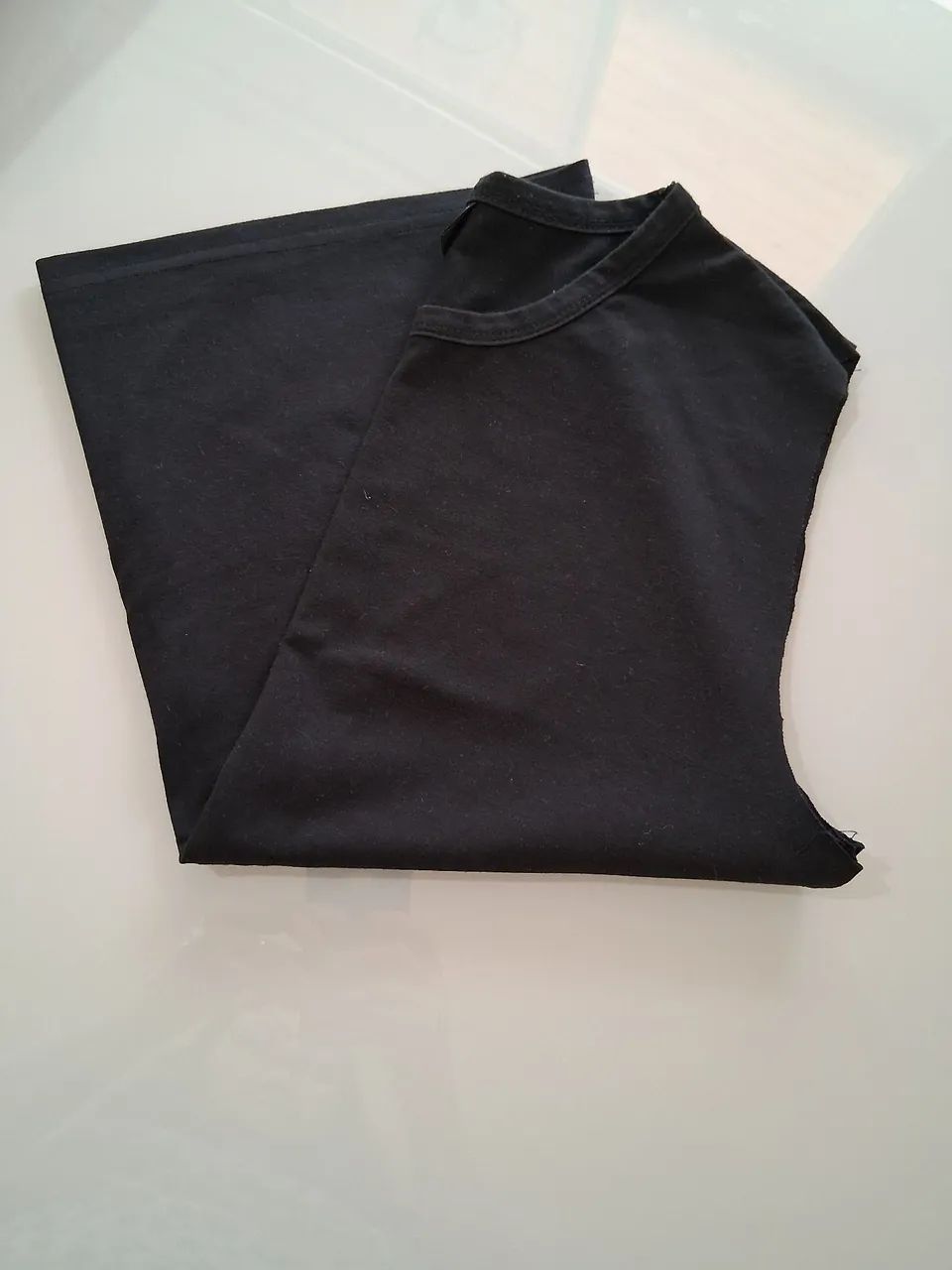 Camiseta (M)   preta s/ manga  Shein 