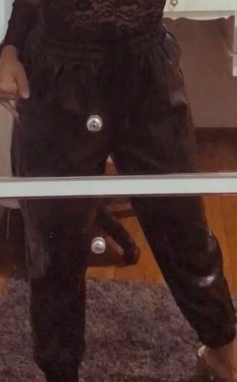 Calça de couro preta tamanho P - Foto 3