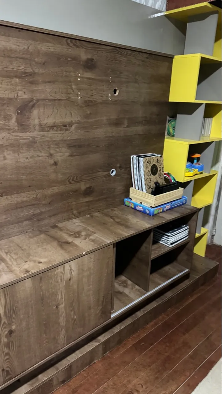 Rack com Painel Amadeirado e Detalhes Amarelos