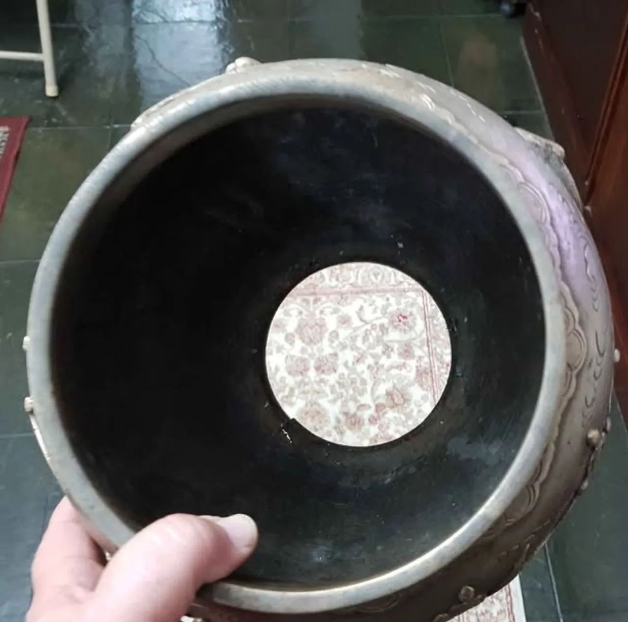 Par de Cachepots/Vasos Chineses Séc.17/18 em Metal com Decoração de Pássaros e Flores - Foto 4