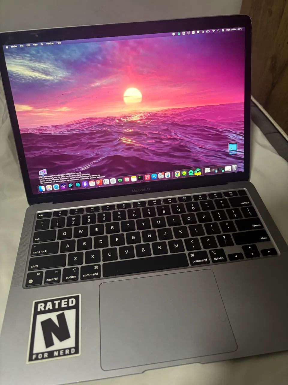 MacBook 2020 M1 - 8GB RAM, 256GB SSD - Excelente Estado