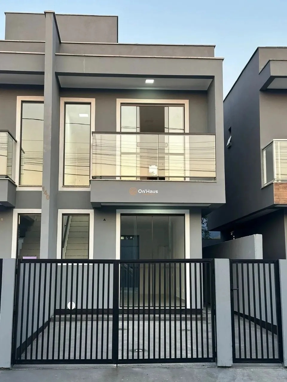 Casa à Venda 2 Dormitórios - 80m² por R$600.000,00 - Carianos - Florianópolis/SC.
