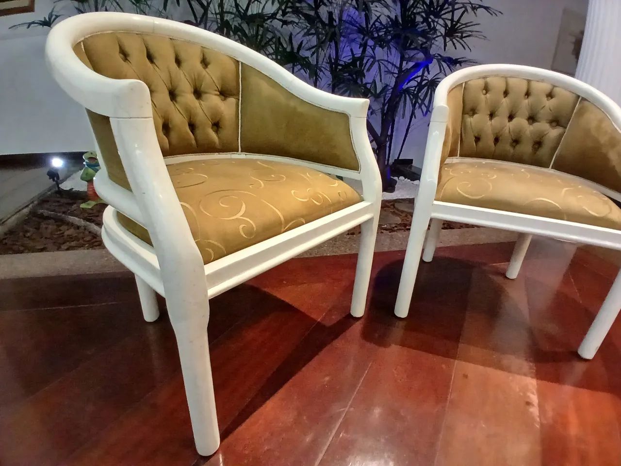 Par de Poltronas Clássicas em Veludo - Foto 2