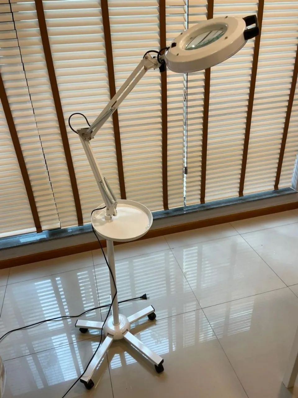 Lupa com iluminação LED Autovolt com tripé - Estek - Foto 5