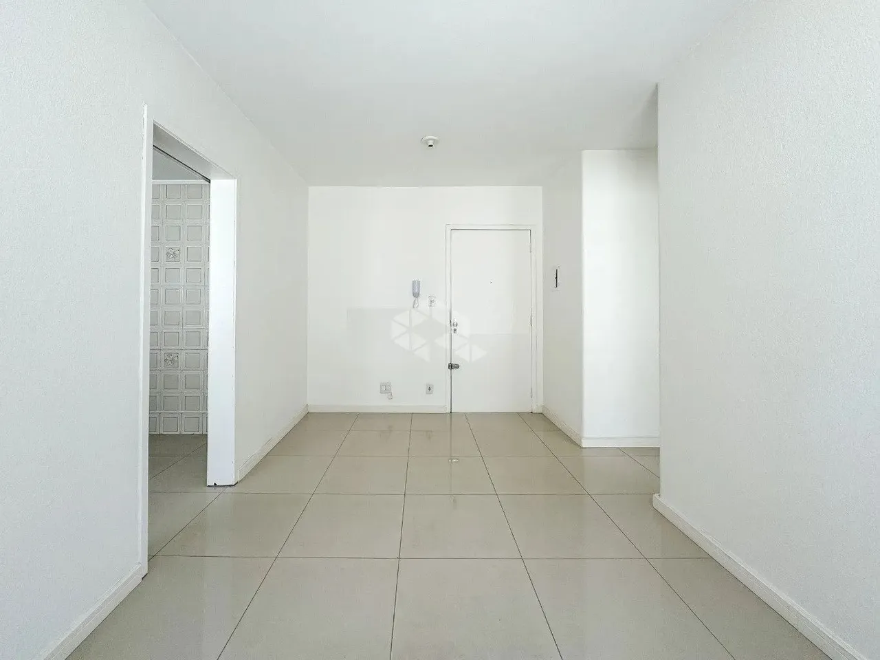 apartamento 1 dormitorio terreo desocupado proximo a encol, 1 lance de escada.
