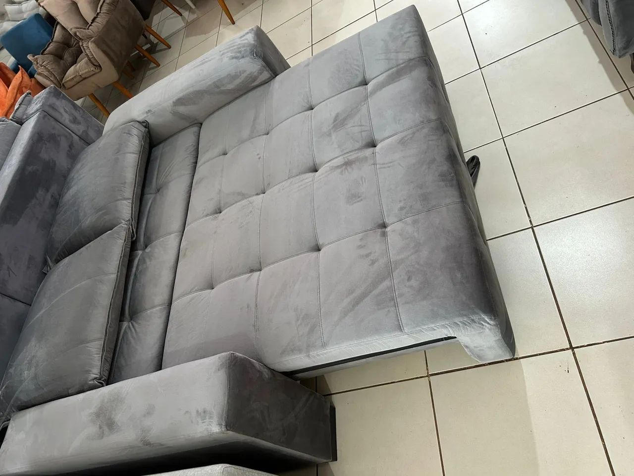 Sofá cama veludo cinza molas ensacadas  - Foto 3