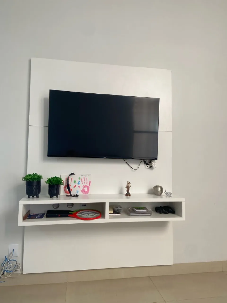 Painel de TV Branco Suspenso com Prateleira