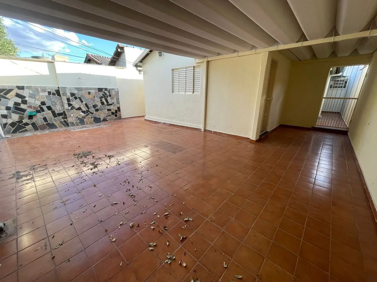 CASA SETOR UNIÃO 3 QUARTOS SUÍTE RUA LARGA FRENTE PARA O NASCENTE PROX AV T-9 OPORTUNIDADE