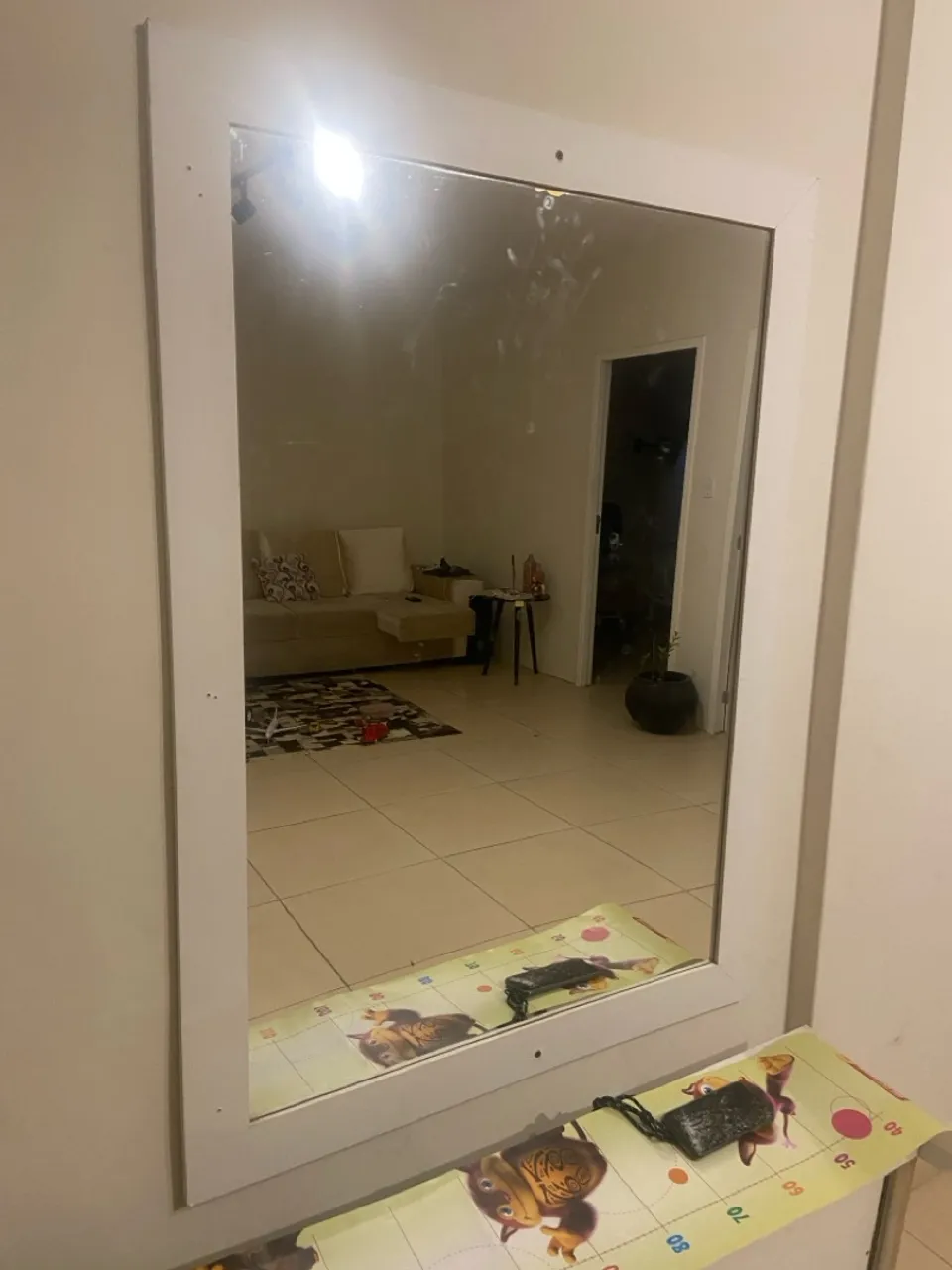 Espelho grande com moldura branca