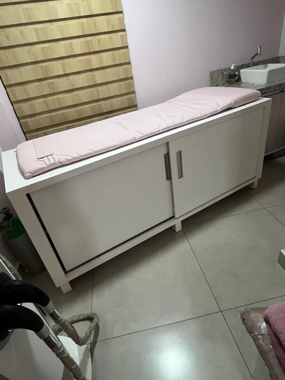 Tenho 4 macas Móvel Branco com Colchonete para Estética