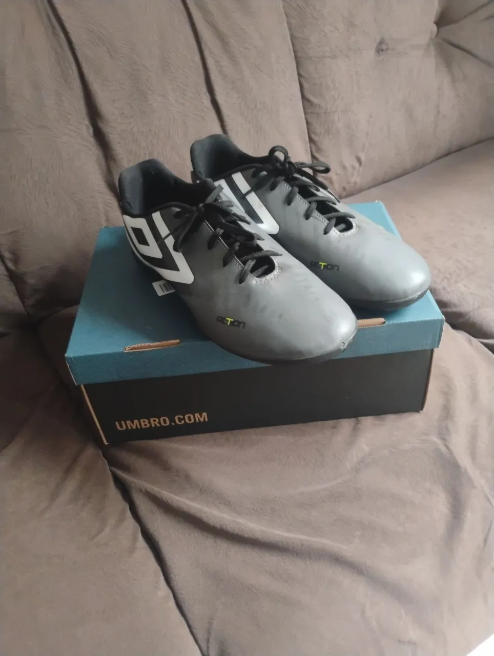 Chuteira Umbro Action society - Nova!