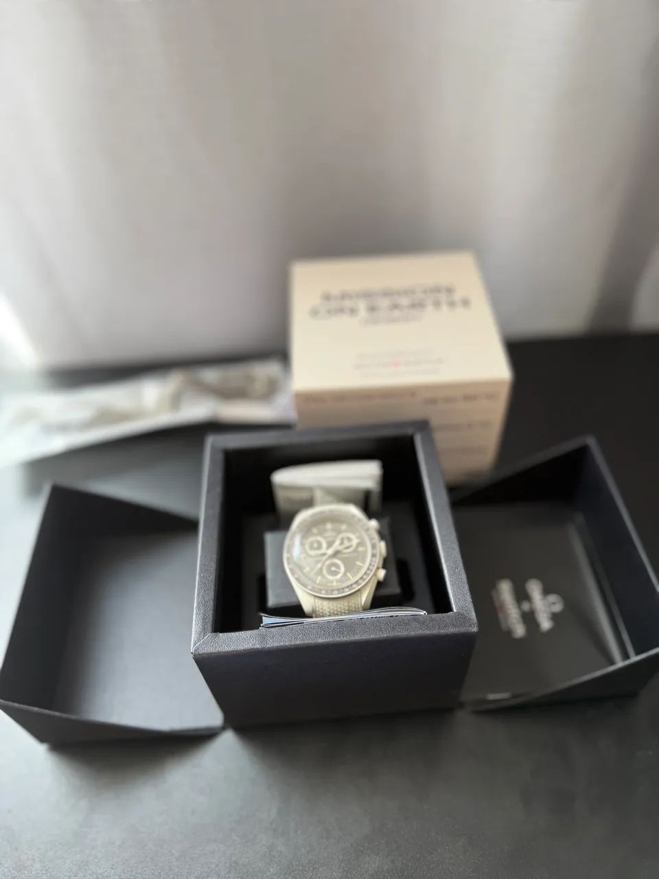 Relógio Omega x Swatch Moonswatch Desert  - Foto 4