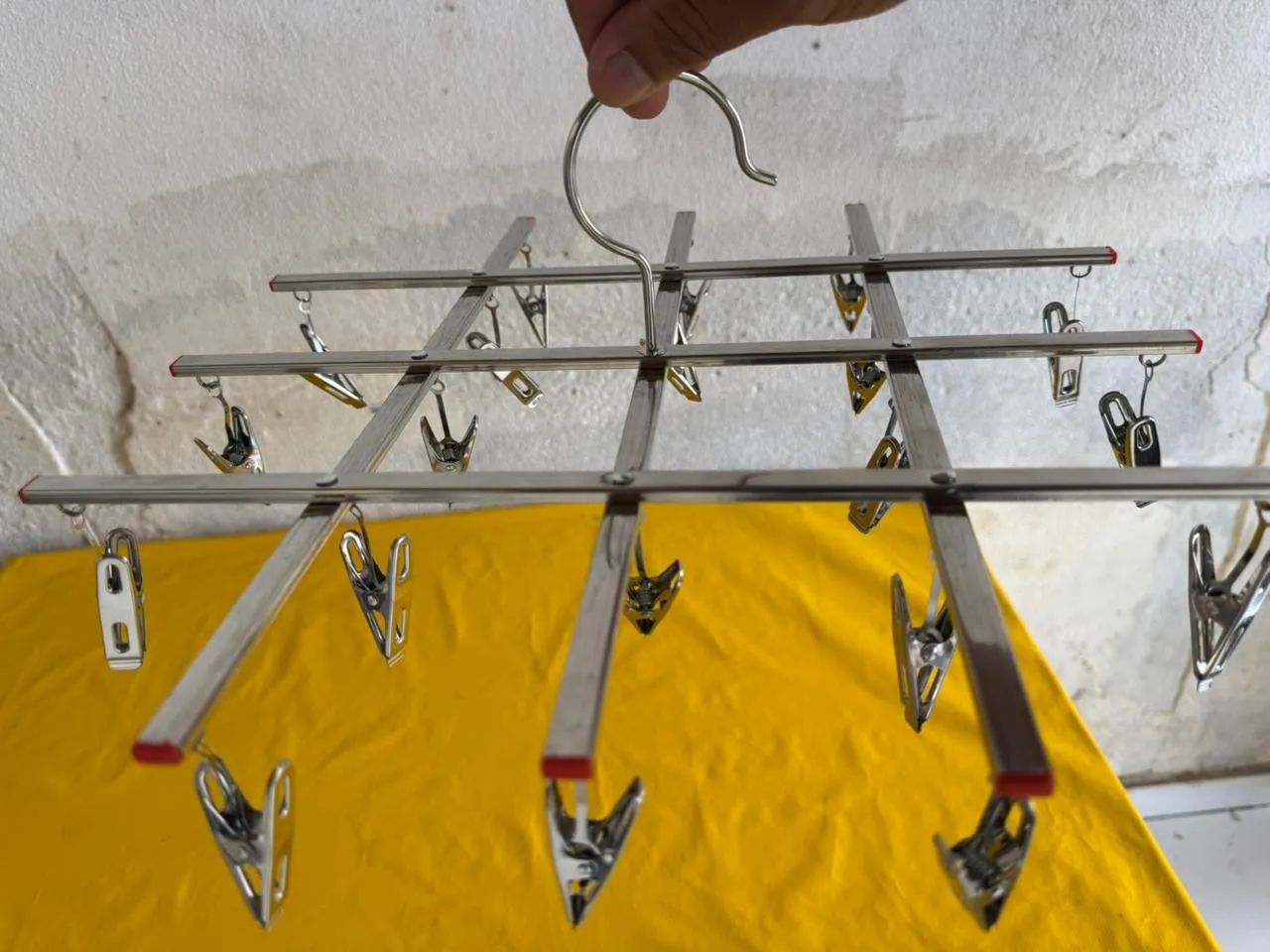Varal de teto para roupas com 16 prendedores
