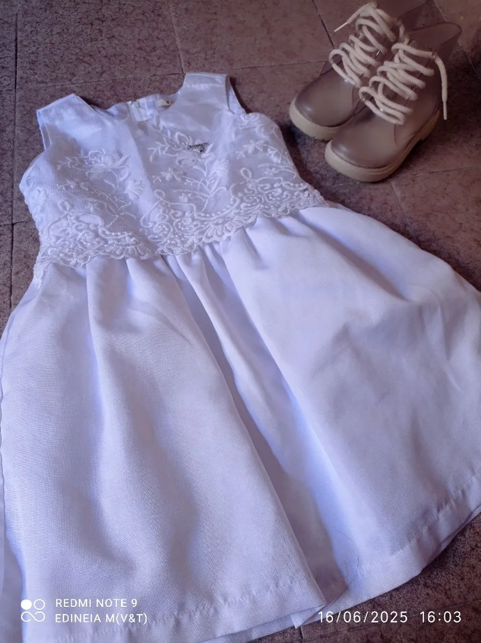 Vestido branco,botinha,mais lote de roupinhas