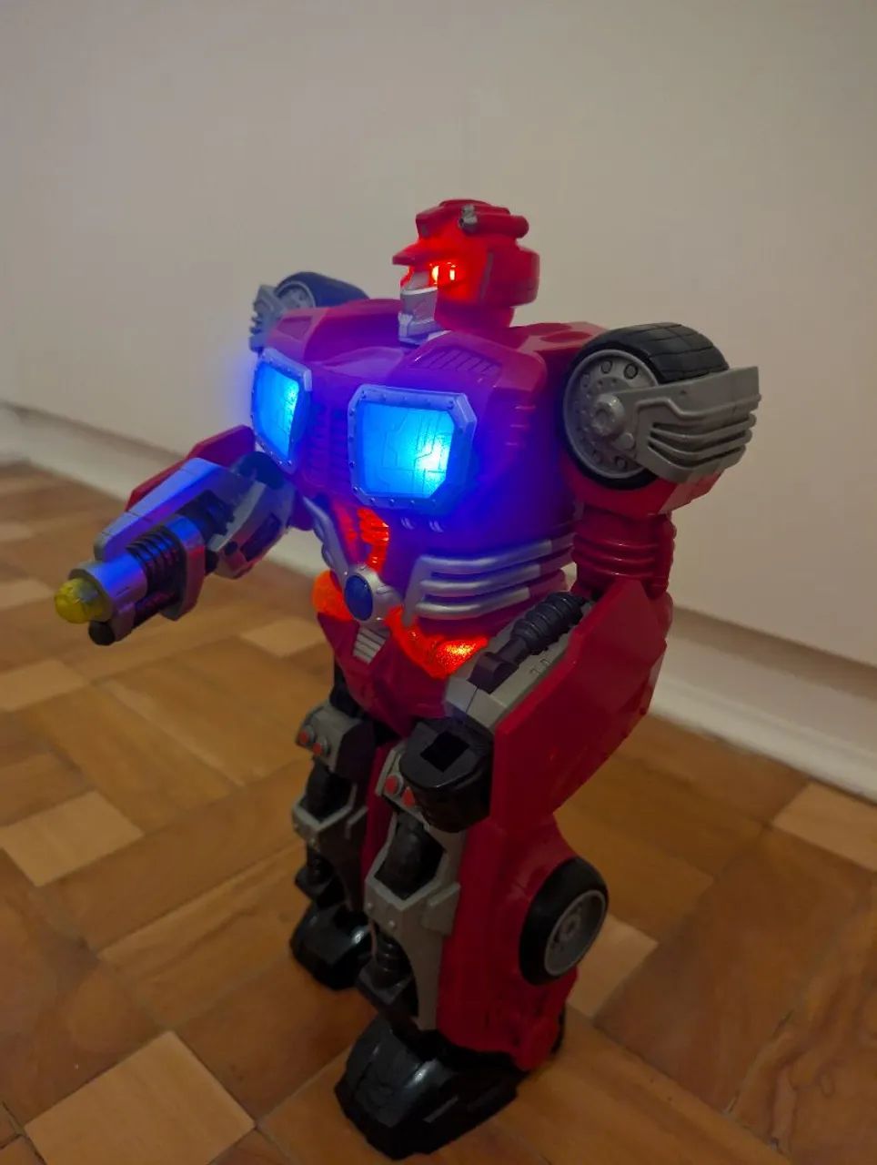 Robô Transformer com Luzes e Efeitos Sonoros - Foto 3
