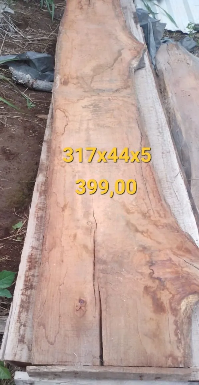 Tábua de madeira bruta qualquer uma do anúncio