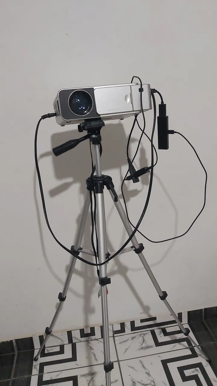 Projetor com Tripé - Ótima Qualidade de Imagem