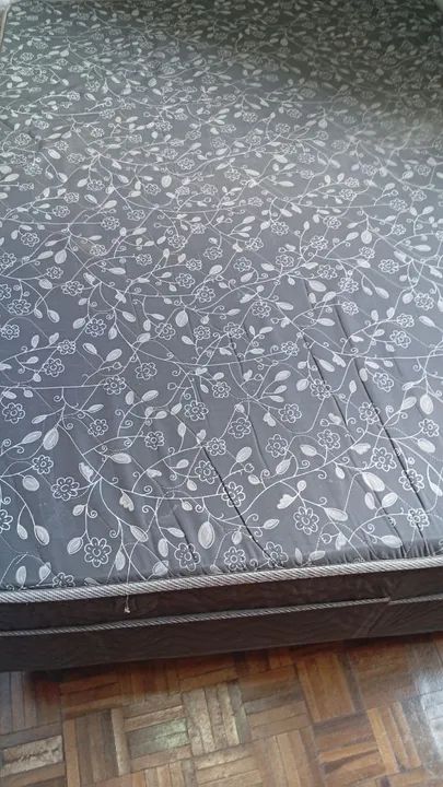 Cama Box Casal com Desenho Floral. Preciso liberar o apto e mudar