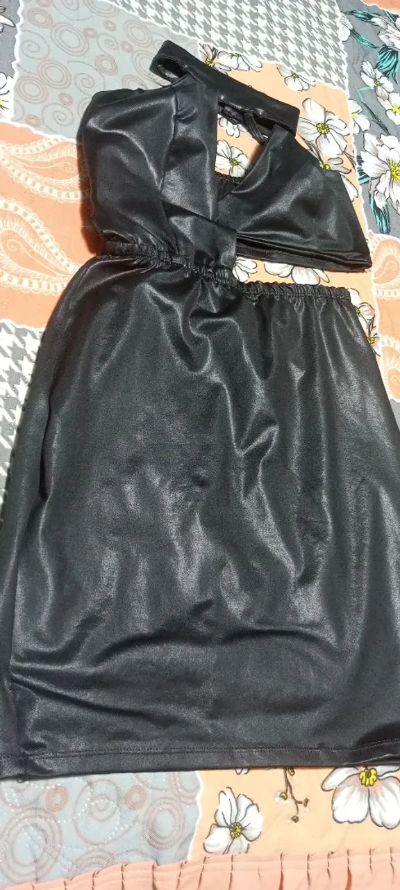 Vestido preto de couro sintético