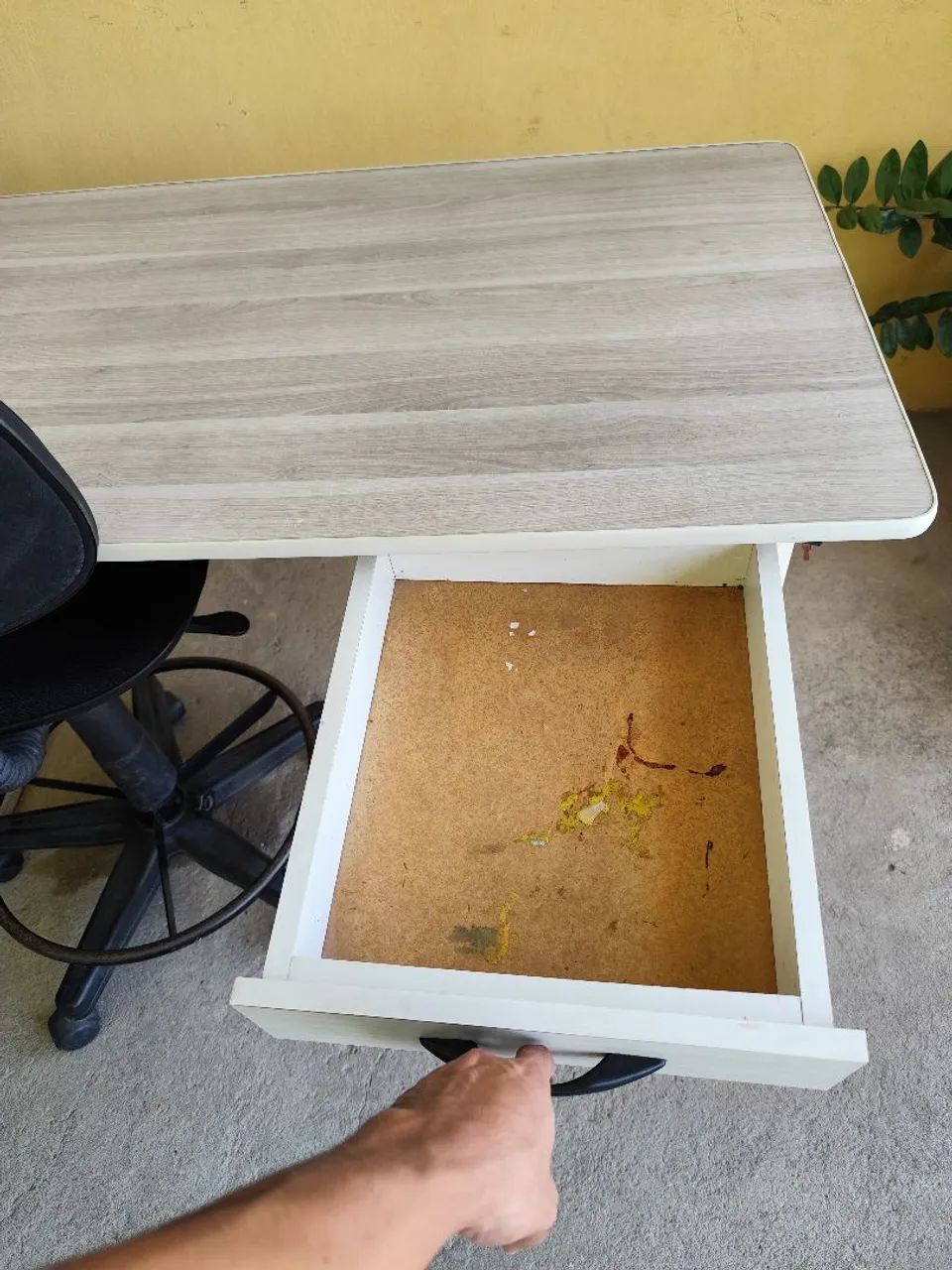 Mesa de escritório com gavetas e cadeira - Foto 4