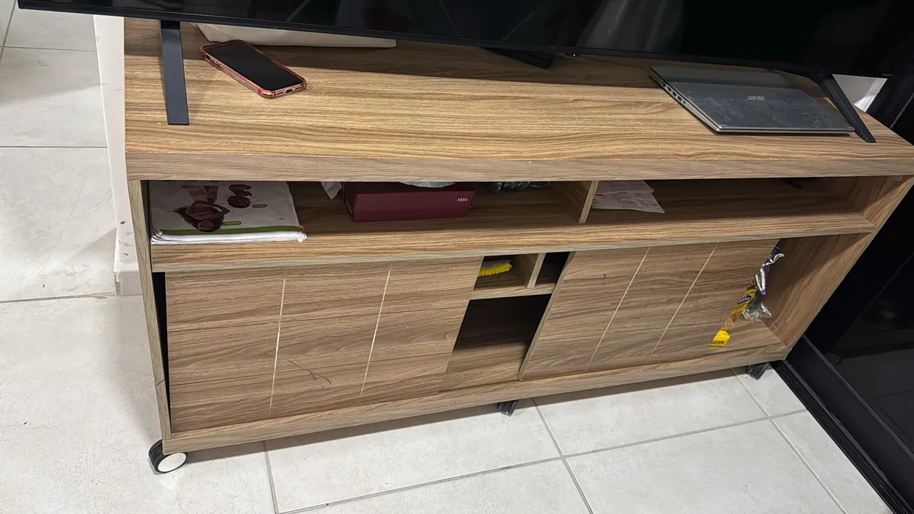 Rack para TV em Madeira com Rodinhas