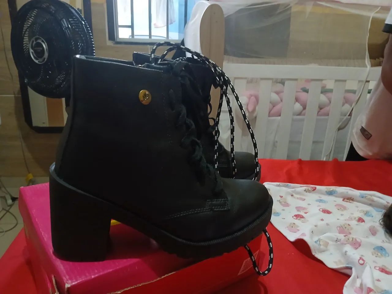 Bota preta de salto - Foto 2