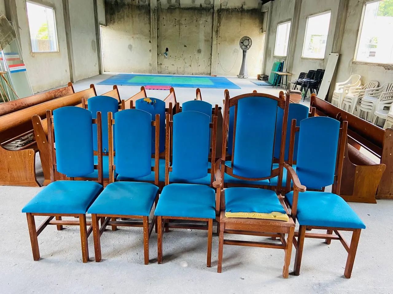 10 bancos de Igreja em Madeira e  10 cadeiras  - Foto 5