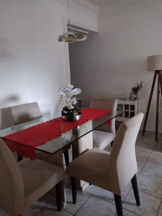 Mesa com 4 cadeiras 