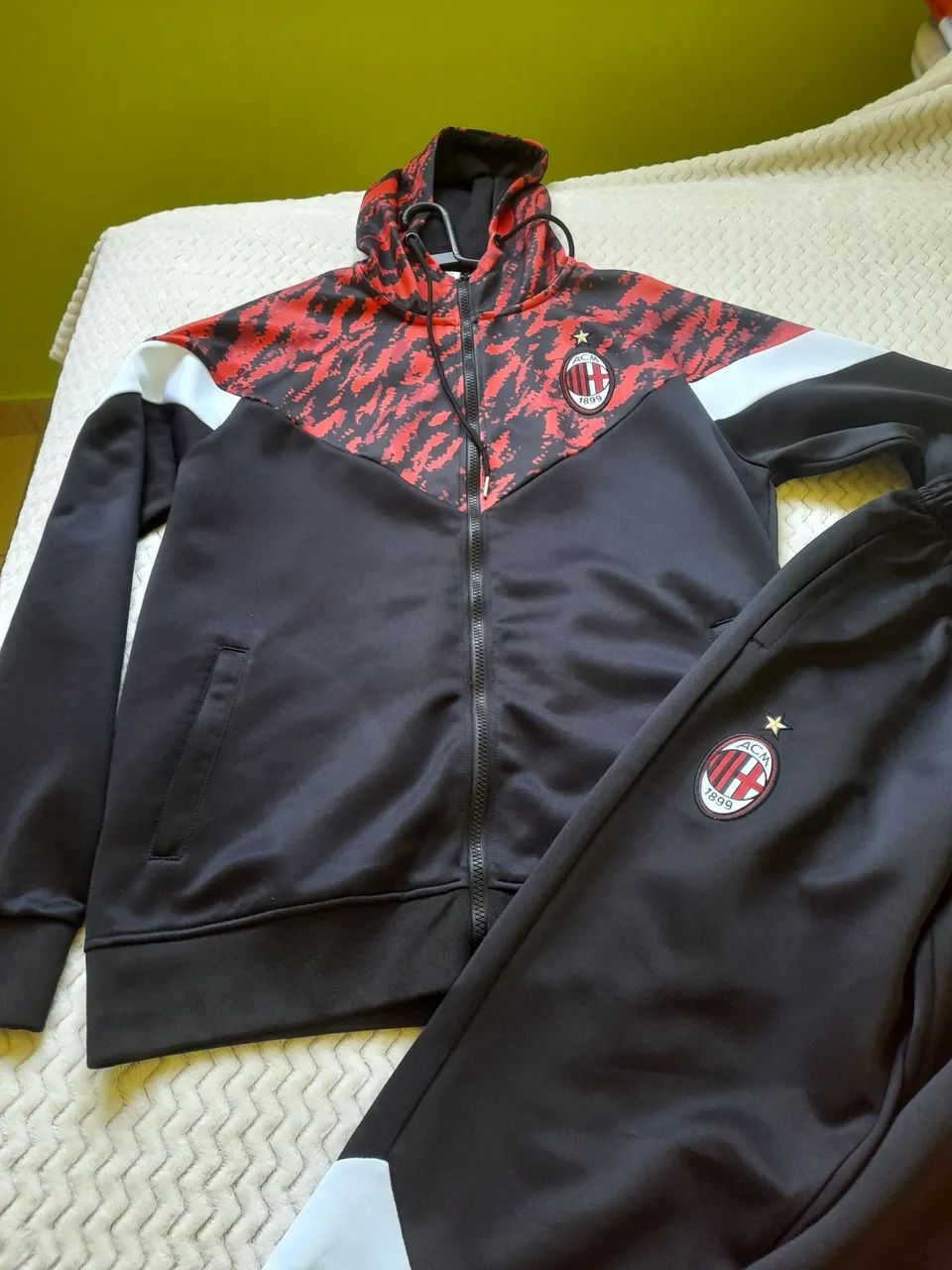 Conjunto de Moletom AC Milan - Preto com Vermelho - Foto 3