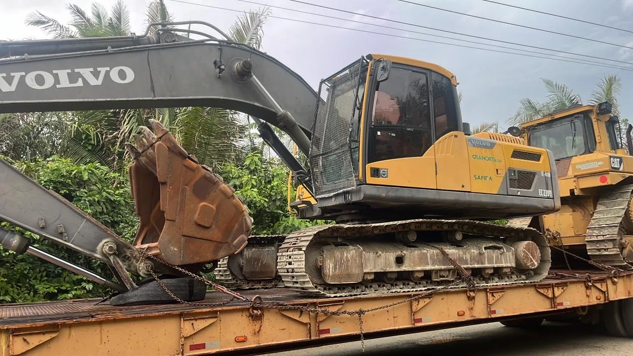 Escavadeira Volvo EC220D e Trator de Esteira CAT