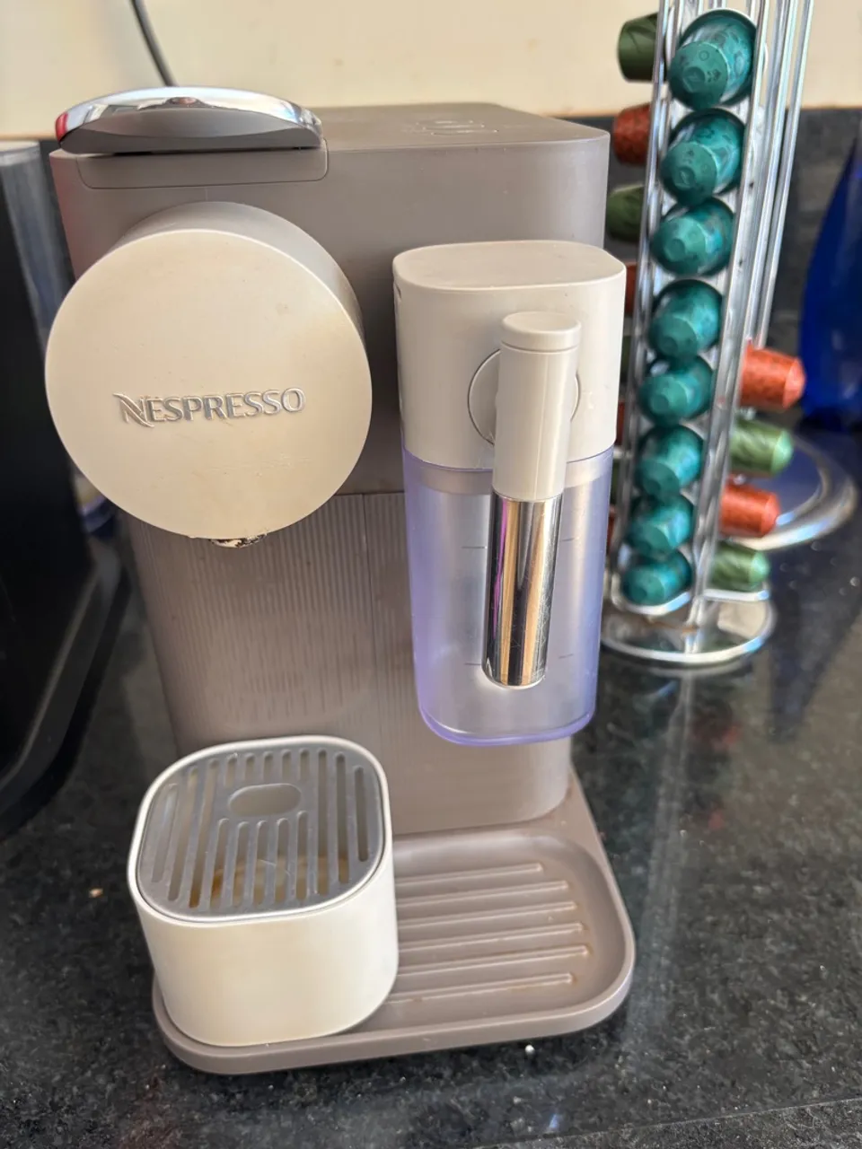 Máquina de Café Nespresso Latissima One