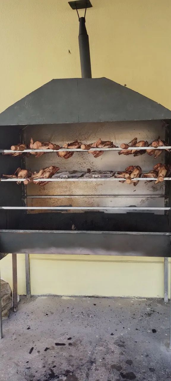 Vendo churrasqueira e 10 espetos de ferro 