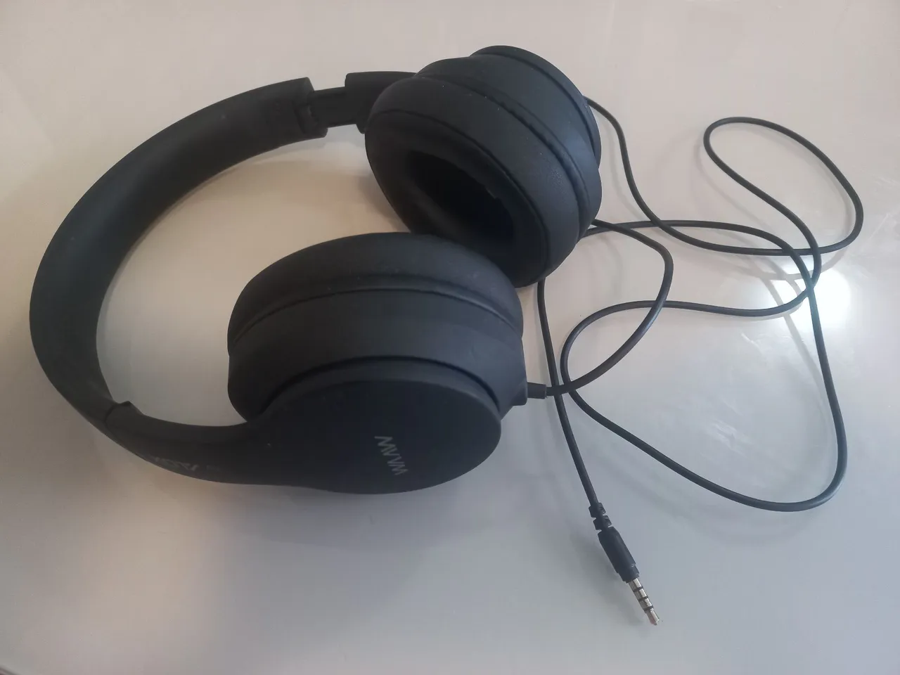 Fone de ouvido preto com fio - MWV