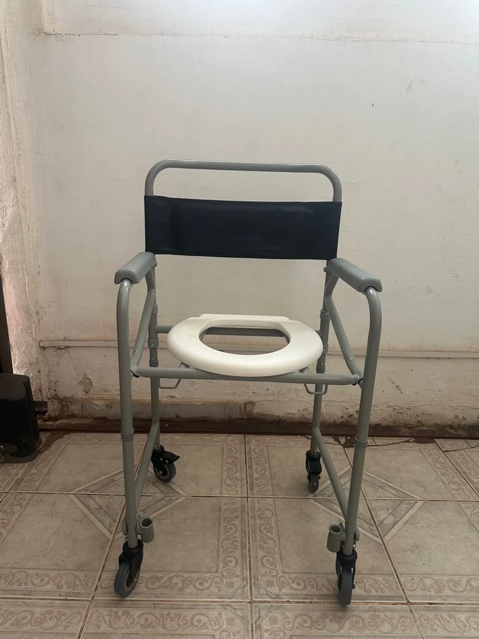 Cadeira de Banho com Rodas - Conforto e Segurança