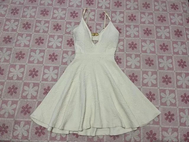 Vestido  decotado off white 