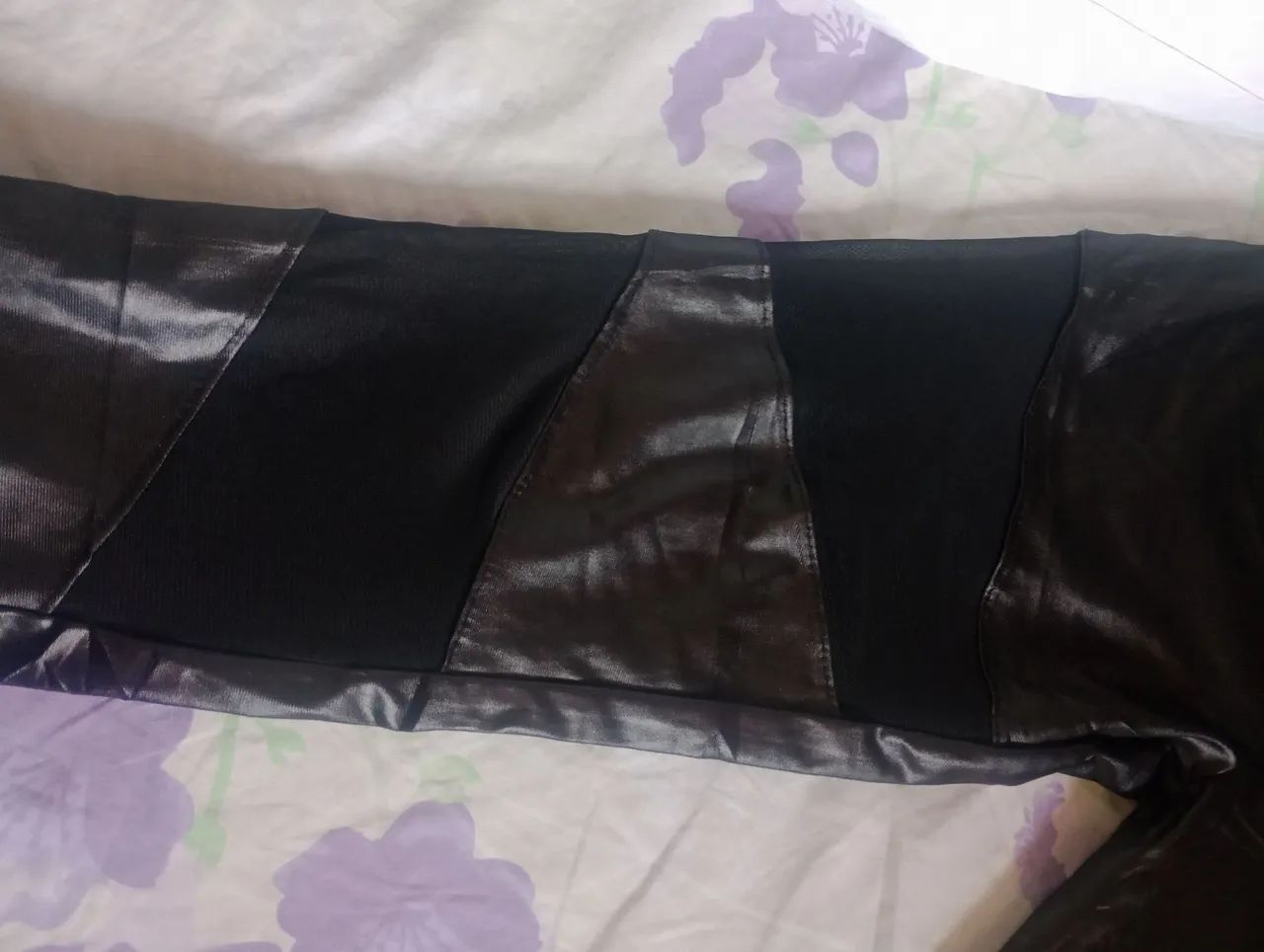 Calça estilo napa preta com detalhe em tela - Foto 3