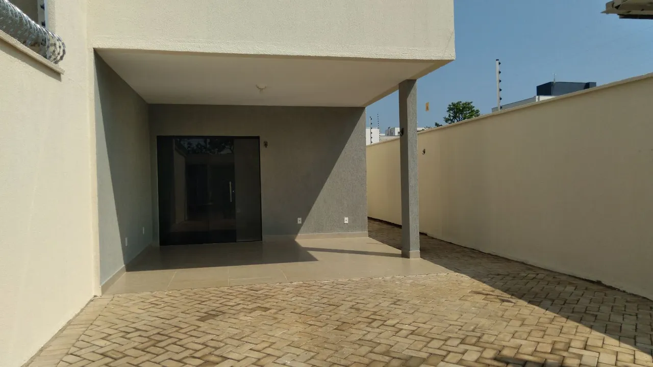 Alugo sobrado com 3 quartos sendo uma suíte na 304 Norte.