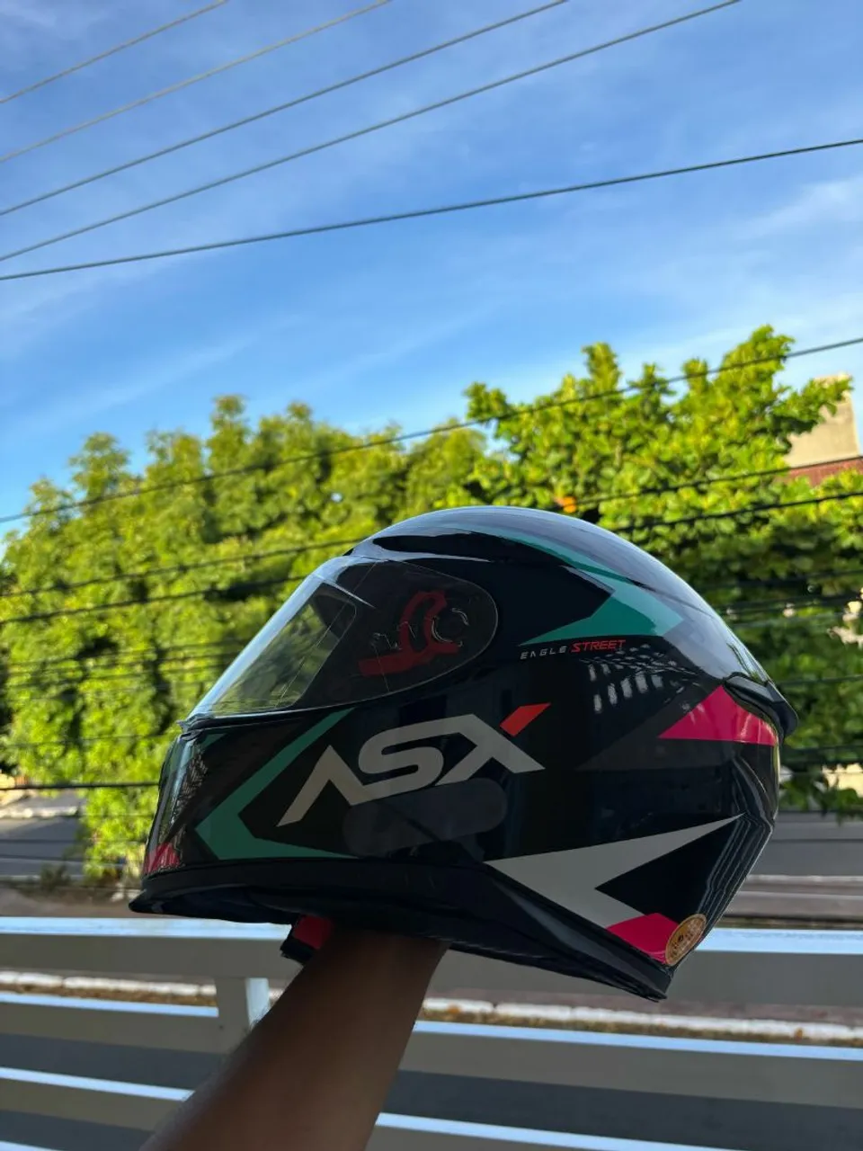 Capacete ASV Eagle Street preto com detalhes em verde e rosa
