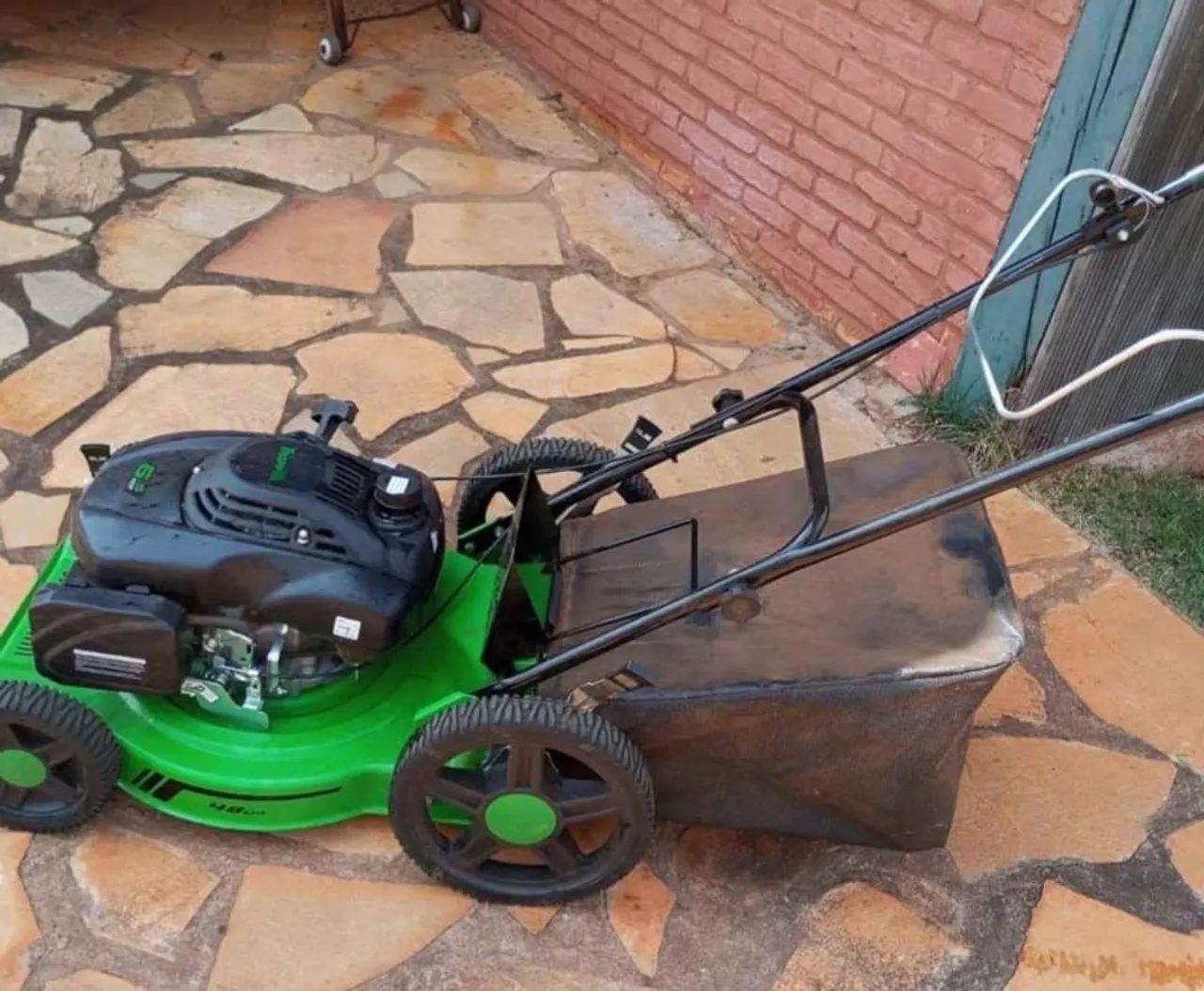 Roçadeira de grama a gasolina - Foto 2