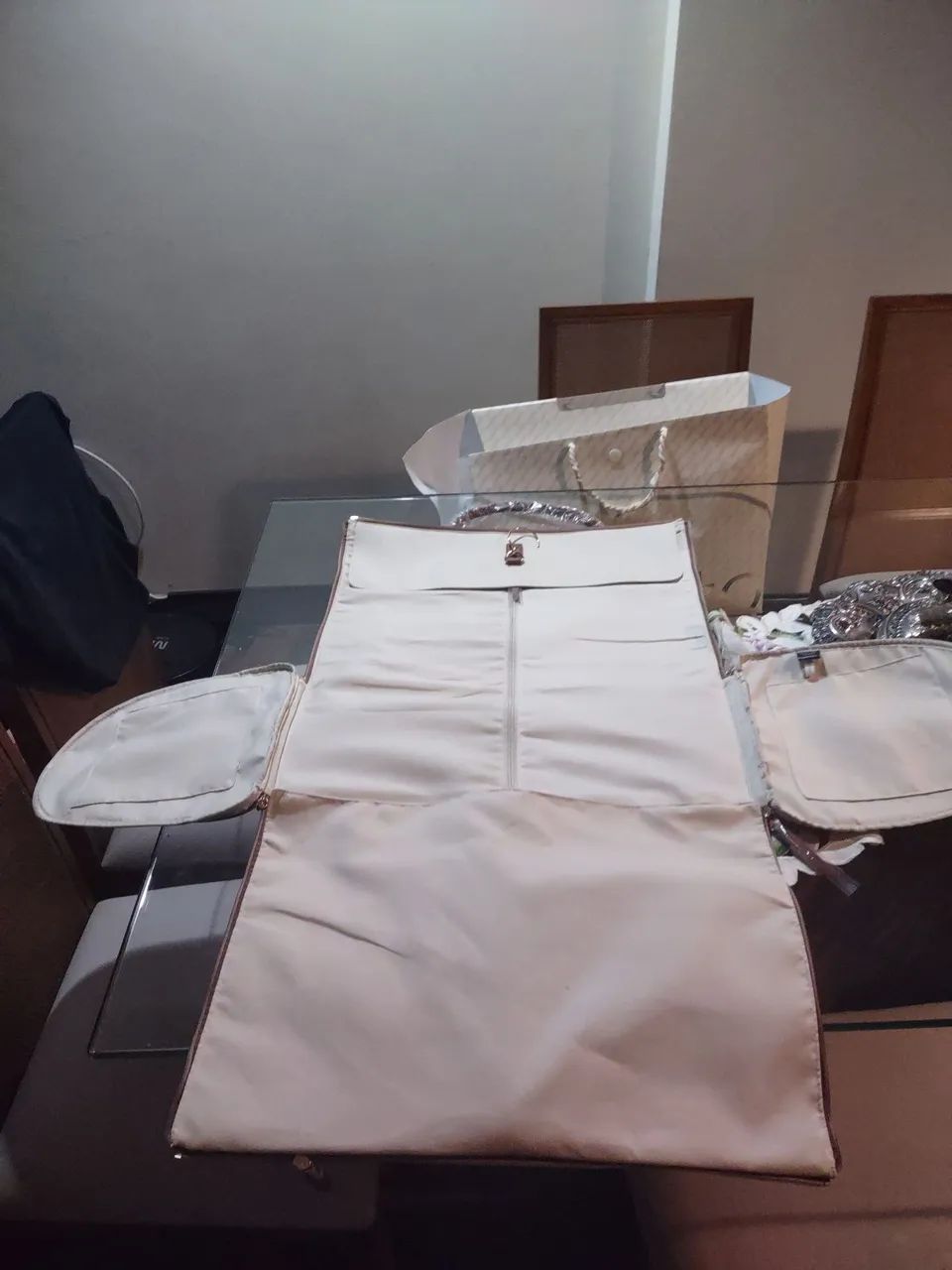 Mala porta vestidos da marca Arezzo