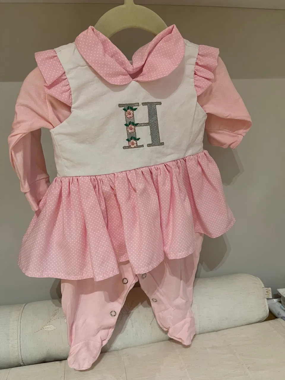 Macacão Bebê Rosa com Detalhes e Inicial Bordada