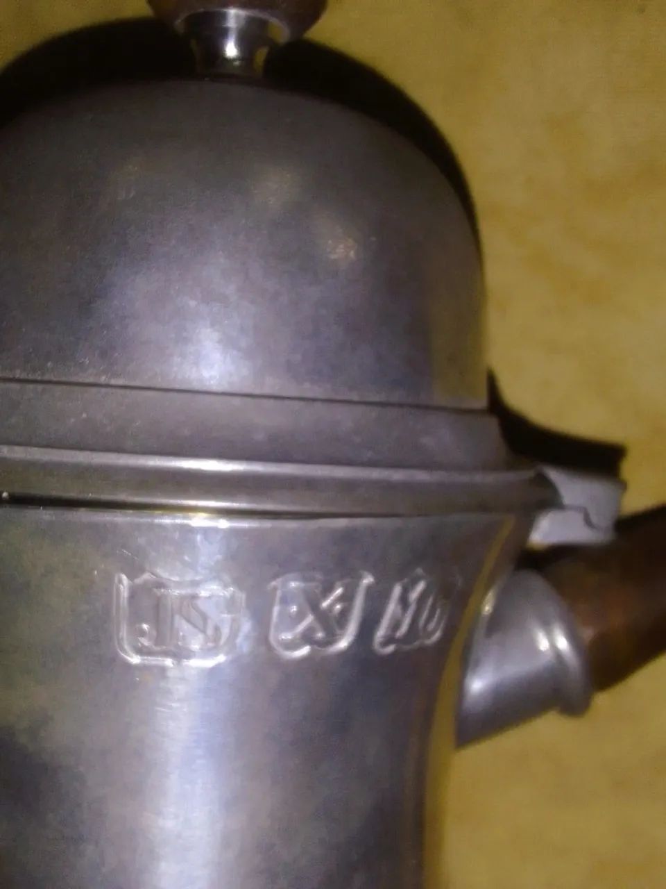 John Sommers - Antigo Bule em estanho inglês, alças e pega tampa em madeira *Descrição - Foto 5