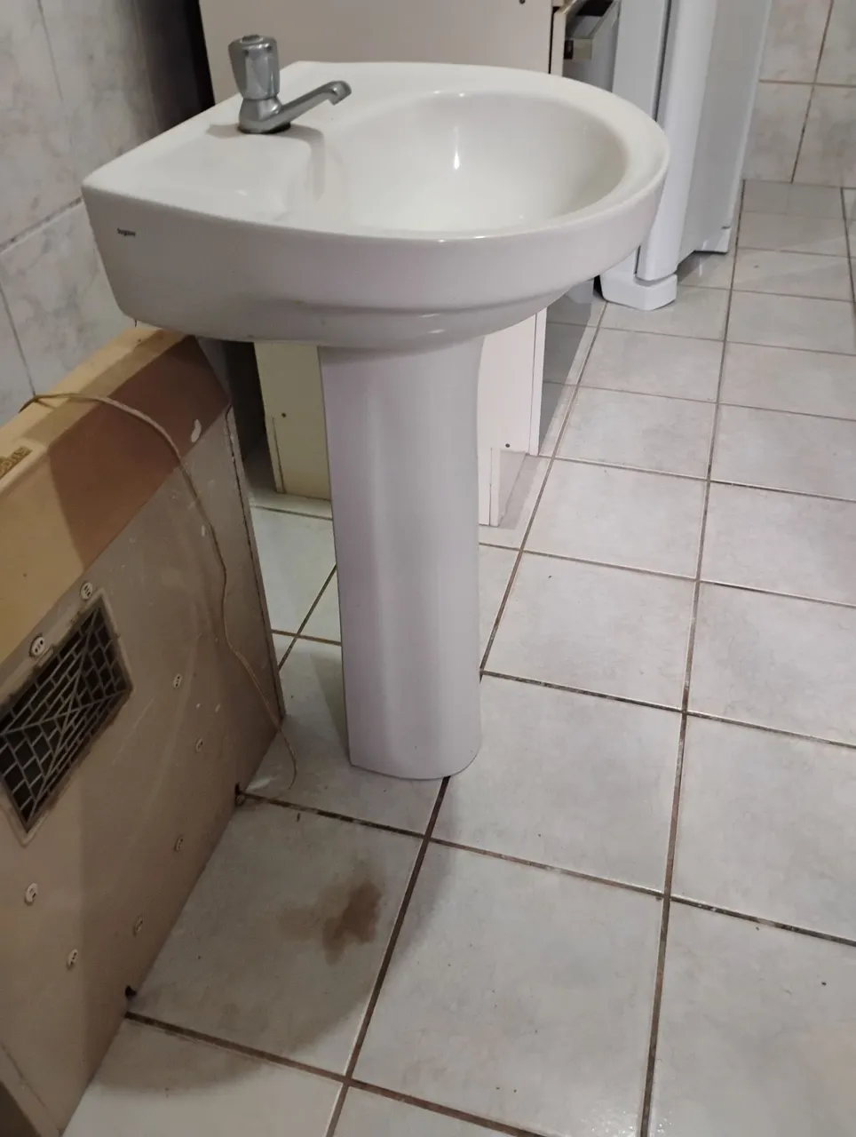 Lavatório com coluna para banheiro