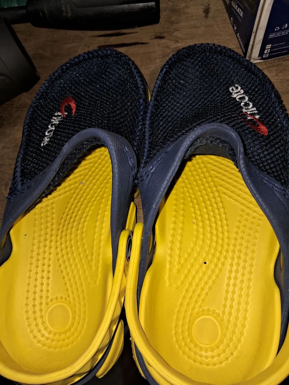 Sandália Crocs estilo crocs Azul e Amarela