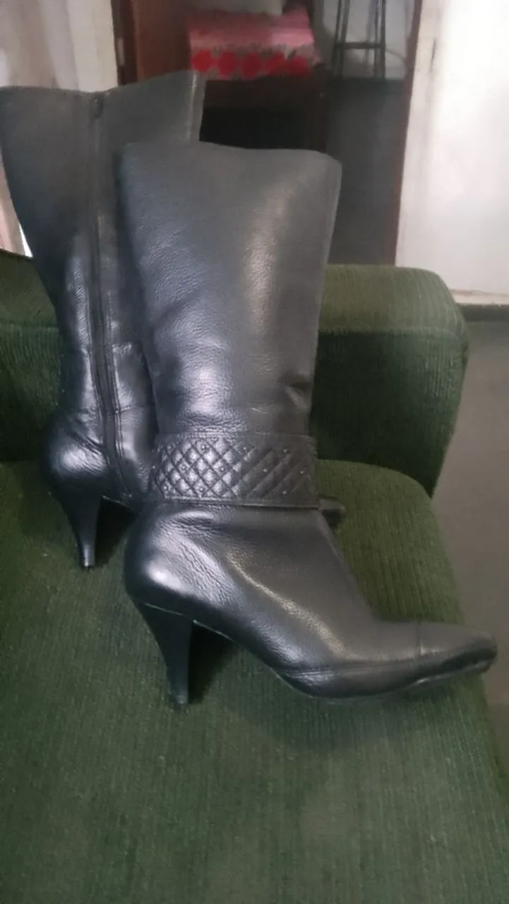 Botas Femininas de Couro Preto - Elegância e Conforto
