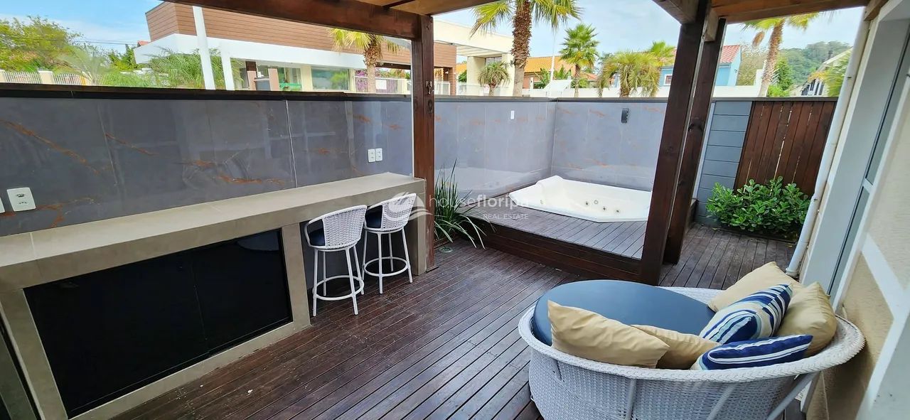 Incrível casa à venda com 4 dormitórios, uma jacuzzi, recém reformada em condomínio clube 