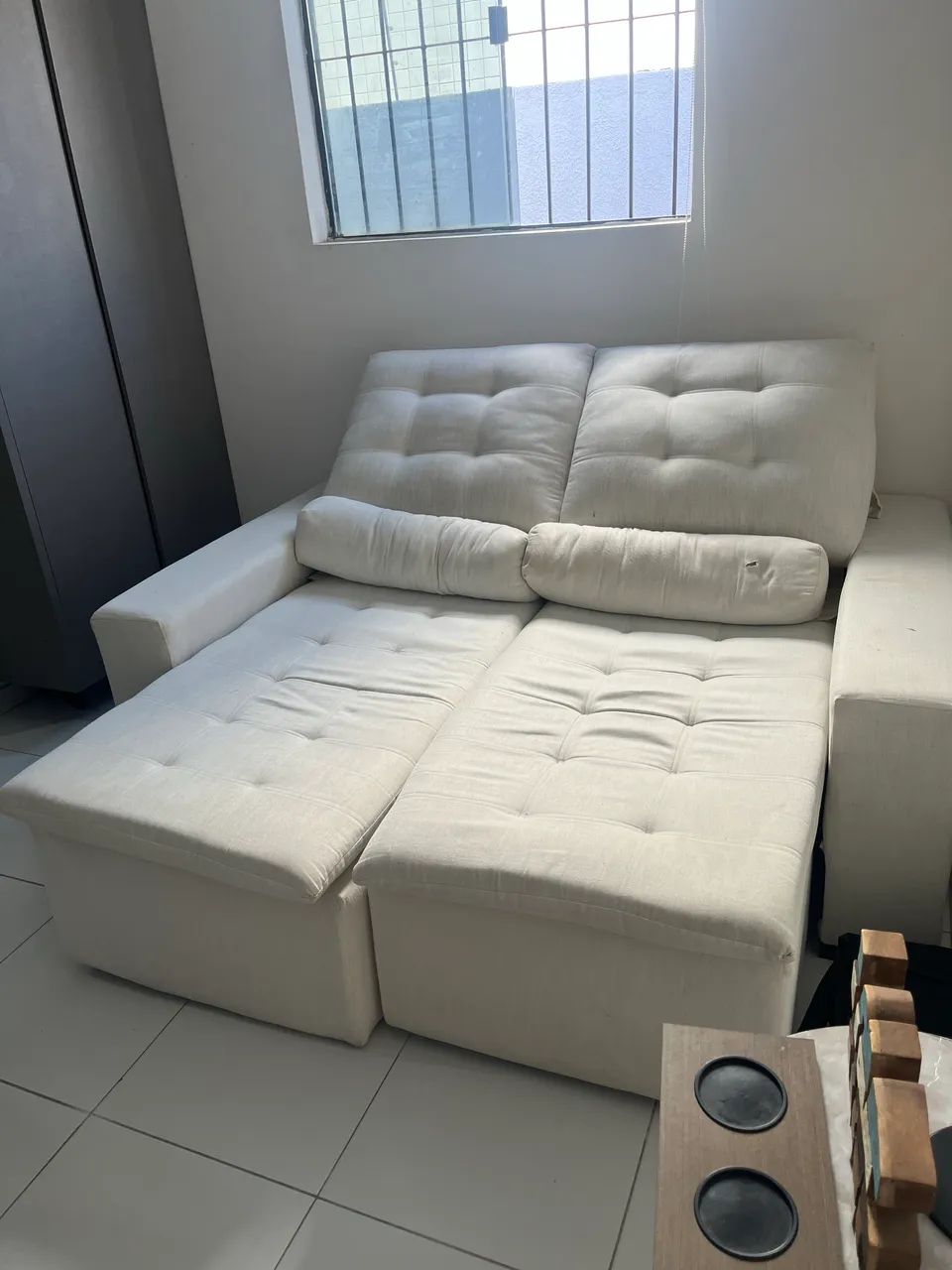 Sofá retrátil em linho branco - Foto 2