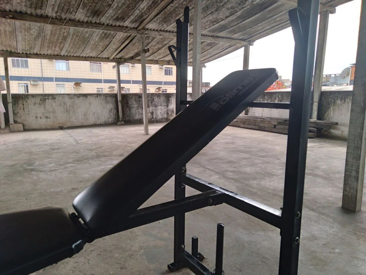 Mesa de suíno reto/inclinado, com cadeira extensor,/flexora + pesos, halteres e presilhas - Foto 2