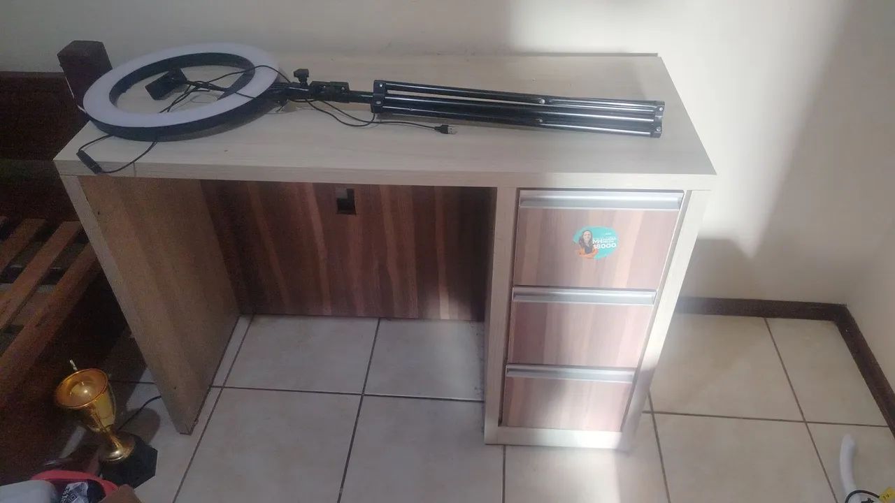 Escrivaninha com 3 gavetas