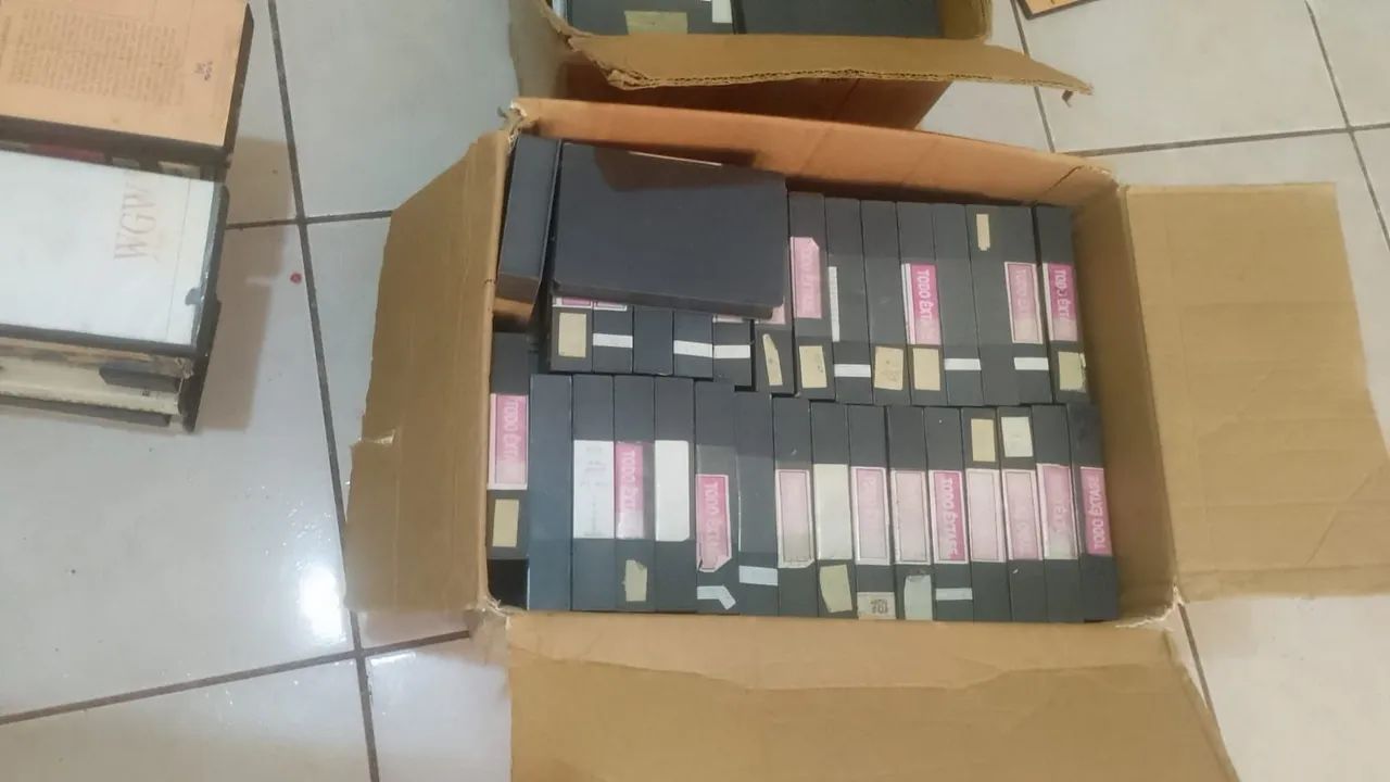 Fitas antigas K7, vhs e outras 4 caixa cheias  - Foto 2